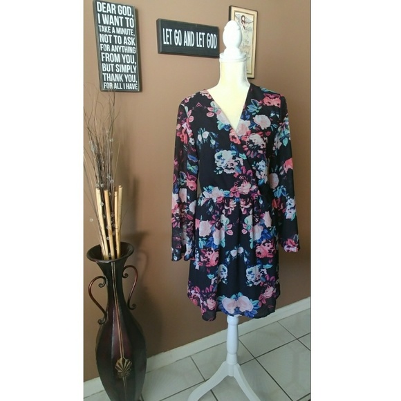 ➕ Beautiful Floral Long Sleeve Dress - Picture 2 of 3